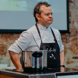 Aprendiendo a cocinar. Chelus y alumnado. Cocinero y docente