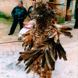 Zarramacadas con pluma. Oscar Alonso. Asociación Cultural Carnavales de Mecerreyes